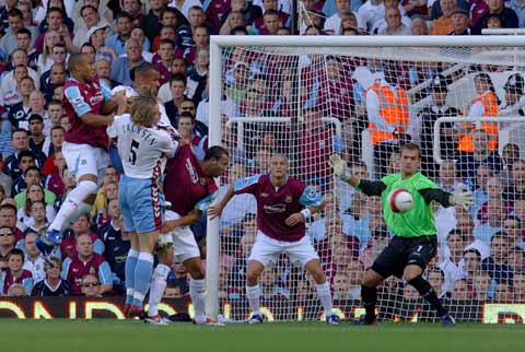  阿斯顿维拉定位球战术升级，马丁内斯门线救险成焦点